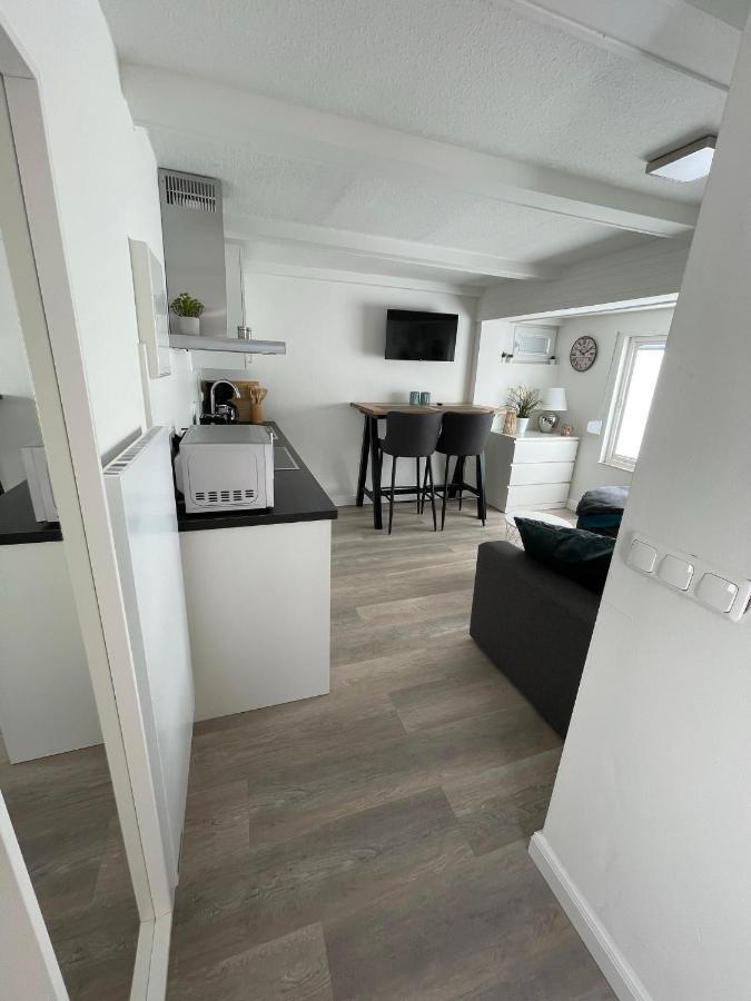 Juna Laboe Extérieur photo